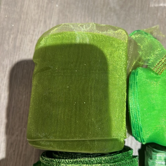 Bundle of 4 super cute ribbons. Lightly used - Picture 2 of 6